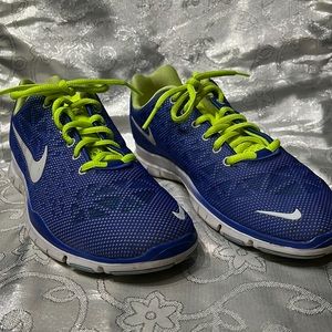 Nike Walking Tennis Shoes